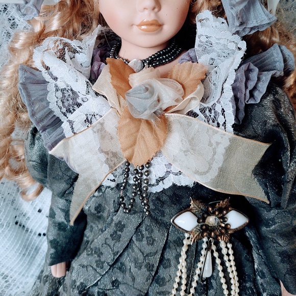EUC VINTAGE PORCELAIN DOLL BLONDE HAIR GRAY DRESS W/PEARLS & FLOWERS 18" TALL - Picture 6 of 16